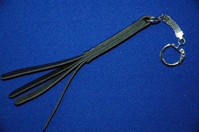 Чёрный брелок для ключей в форме шлёпалки - фото 120092