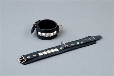Чёрные кожаные наручники с металлическими квадропуклями - фото 70708