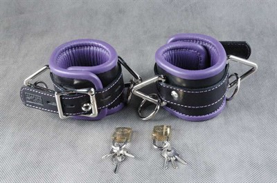 Подвёрнутые кожаные наручники с фиолетовым подкладом - фото 70882